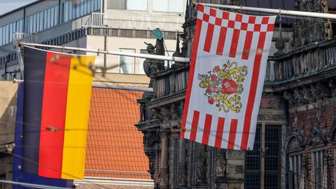 Die Deutschlandfahne und Bremer Landesflagge hängen am Rathaus in Bremen.ocke Strangmann/dpa +++ dpa-Bildfunk +++