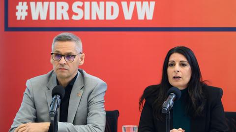 Wolfsburg: Thorsten Gröger, IG Metall-Verhandlungsführer, und Daniela Cavallo, Gesamtbetriebsratsvorsitzende Volkswagen, sprechen bei einer Pressekonferenz. 