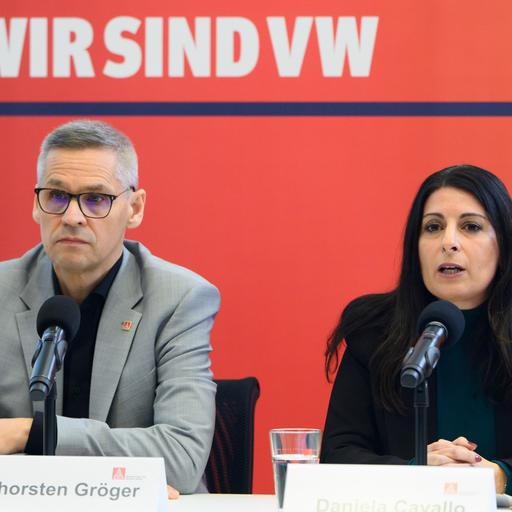 Wolfsburg: Thorsten Gröger, IG Metall-Verhandlungsführer, und Daniela Cavallo, Gesamtbetriebsratsvorsitzende Volkswagen, sprechen bei einer Pressekonferenz. 