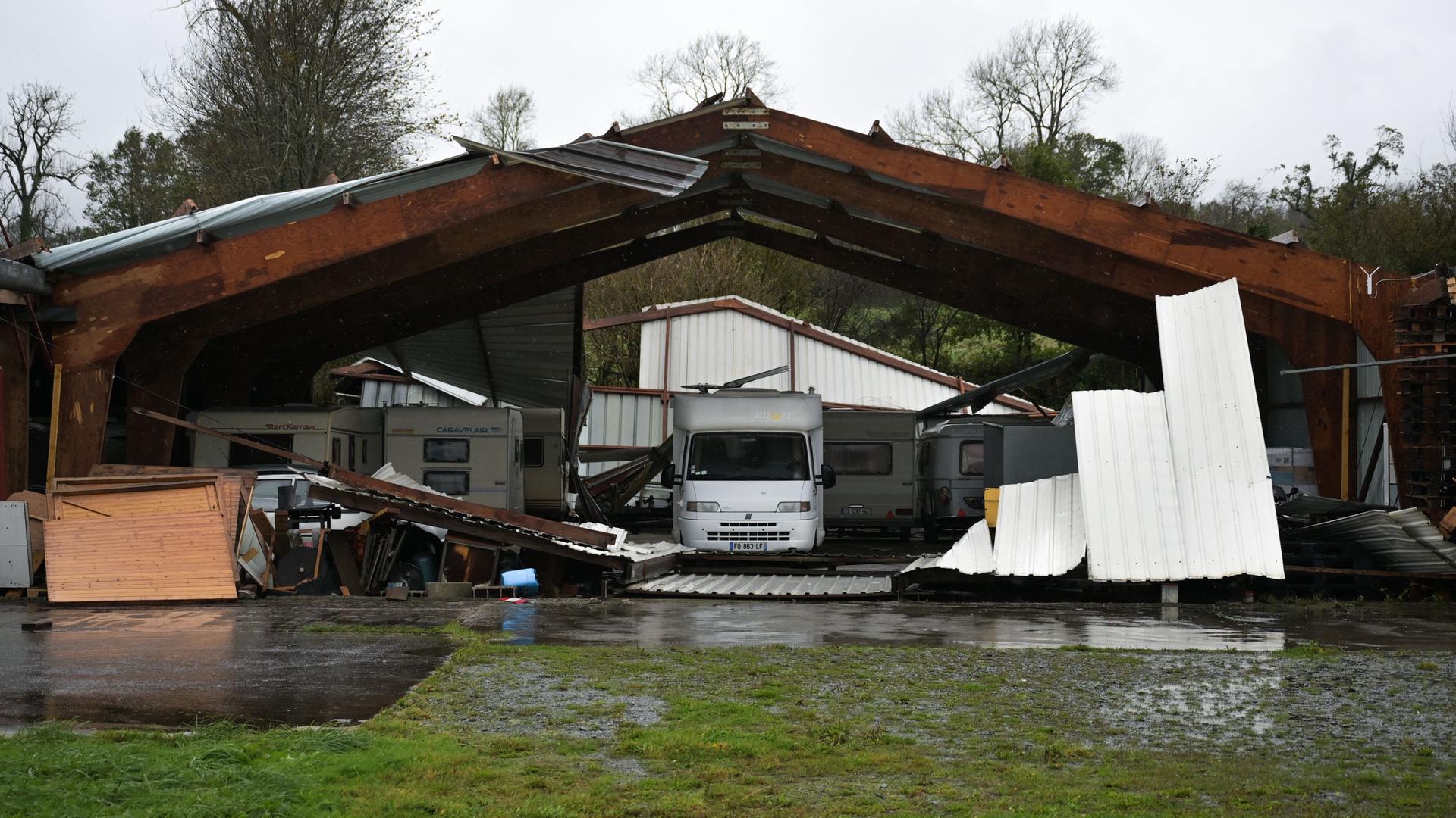 Ein vom Sturm zerstörtes Dach einer Lagerhalle in Frankreich.