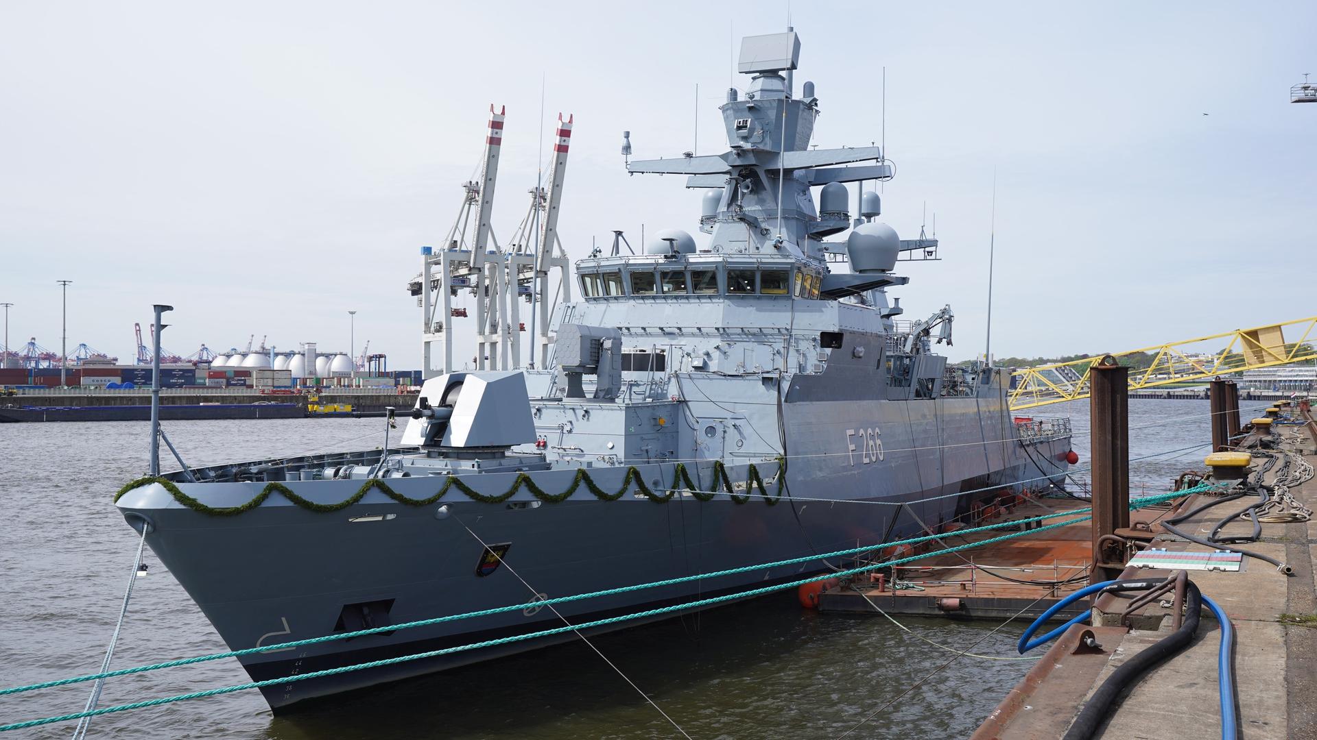Die Korvette F266 "Emden" liegt in einem Hafen.