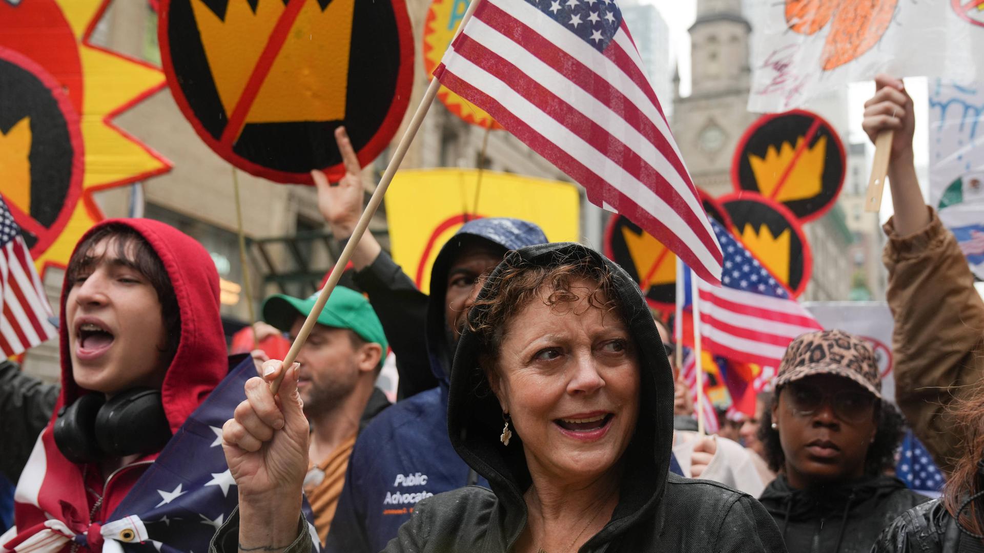 Das Foto zeigt Protestierende in New York, die Frau ist die Schauspielerin Susan Sarandon Das Foto zeigt Protestierende in New York, die Frau ist die Schauspielerin Susan Sarandon