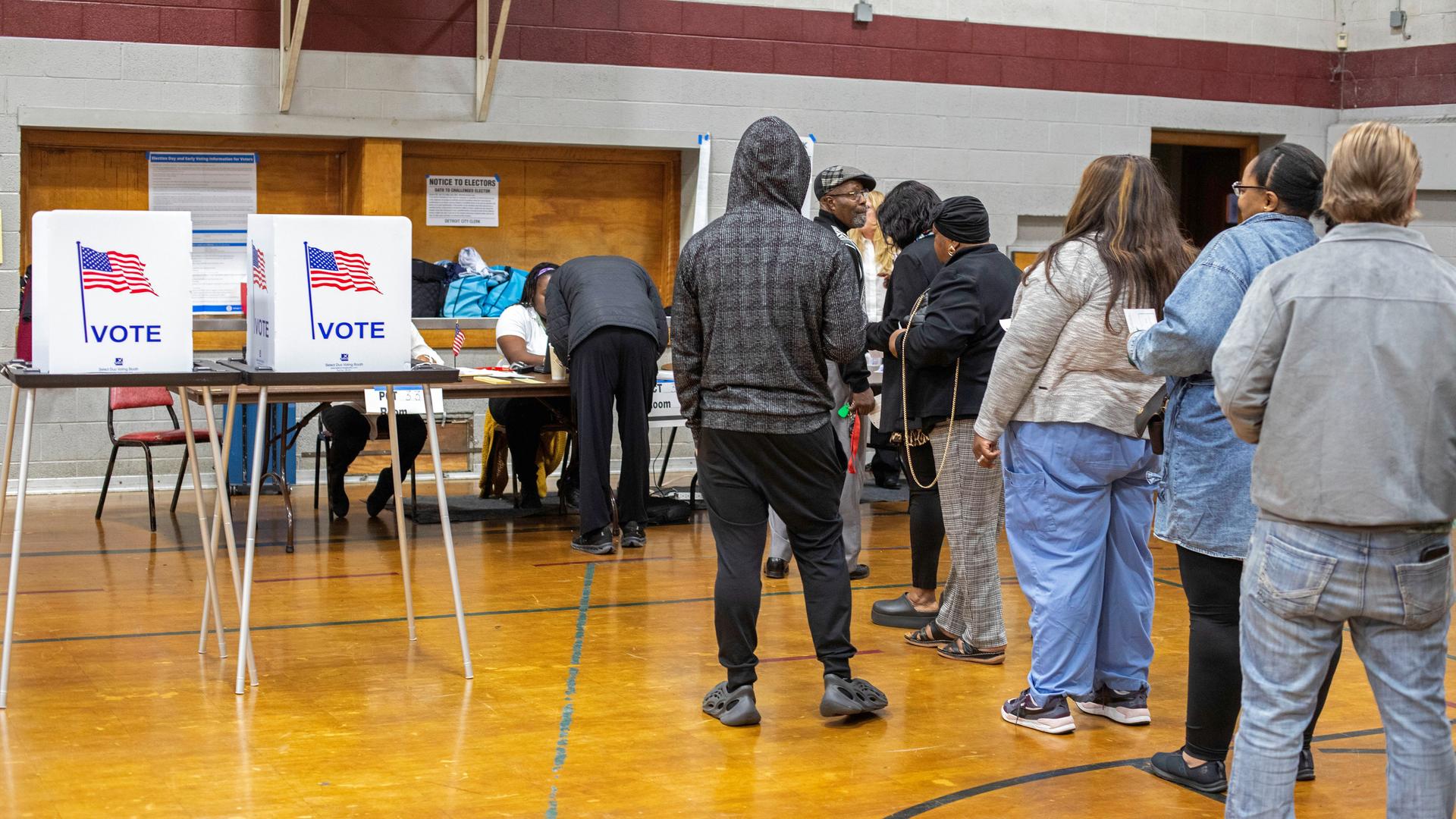 USA, Detroit: Kurz nach Öffnung der Wahllokale in der Bethany Lutheran Church geben die Wähler ihre Stimmen ab. 