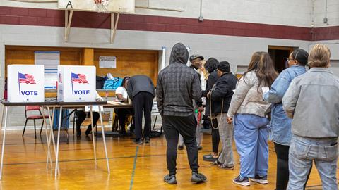 USA, Detroit: Kurz nach Öffnung der Wahllokale in der Bethany Lutheran Church geben die Wähler ihre Stimmen ab. 