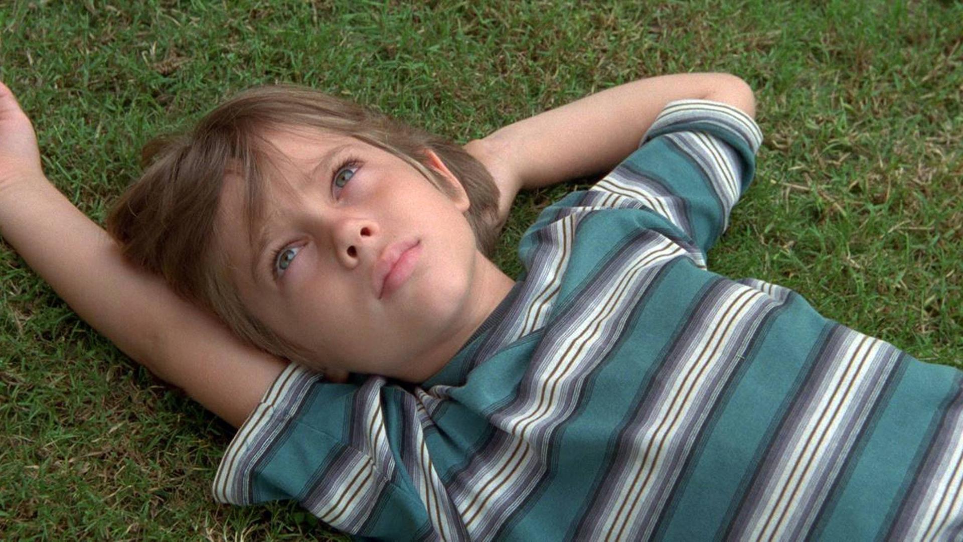 Filmszene mit ELLAR COLTRANE als Mason in Boyhood von Richard Linklater. Der Film erzählt das Leben eines jungen Mannes, Mason, im Alter von 5 bis 18 Jahren, der buchstäblich auf der Leinwand vor unseren Augen erwachsen wird. 