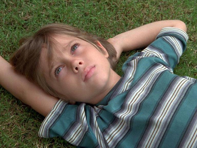 Filmszene mit ELLAR COLTRANE als Mason in Boyhood von Richard Linklater. Der Film erzählt das Leben eines jungen Mannes, Mason, im Alter von 5 bis 18 Jahren, der buchstäblich auf der Leinwand vor unseren Augen erwachsen wird. 
