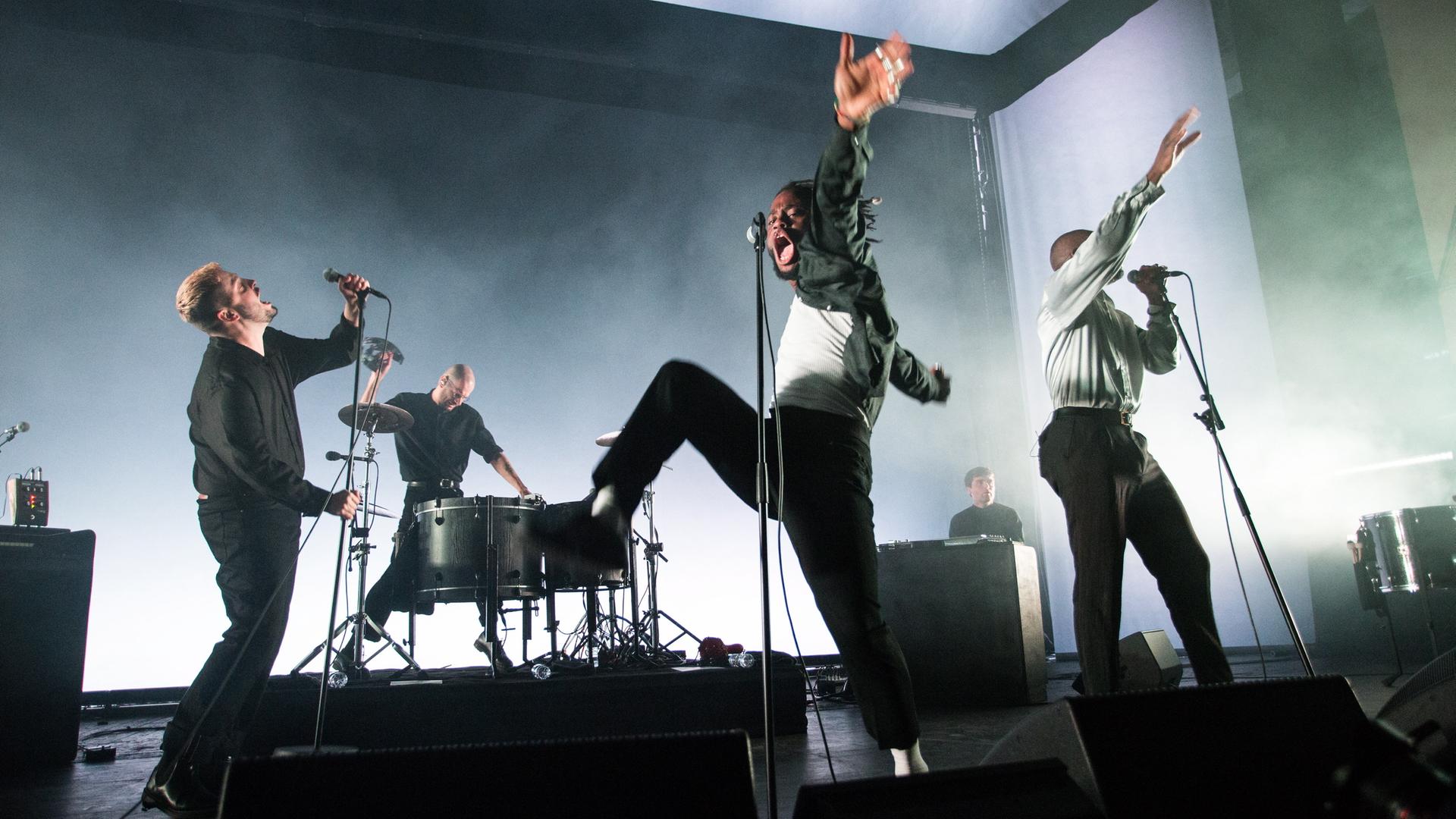young-fathers-heavy-heavy-ergebt-euch-dem-chaos