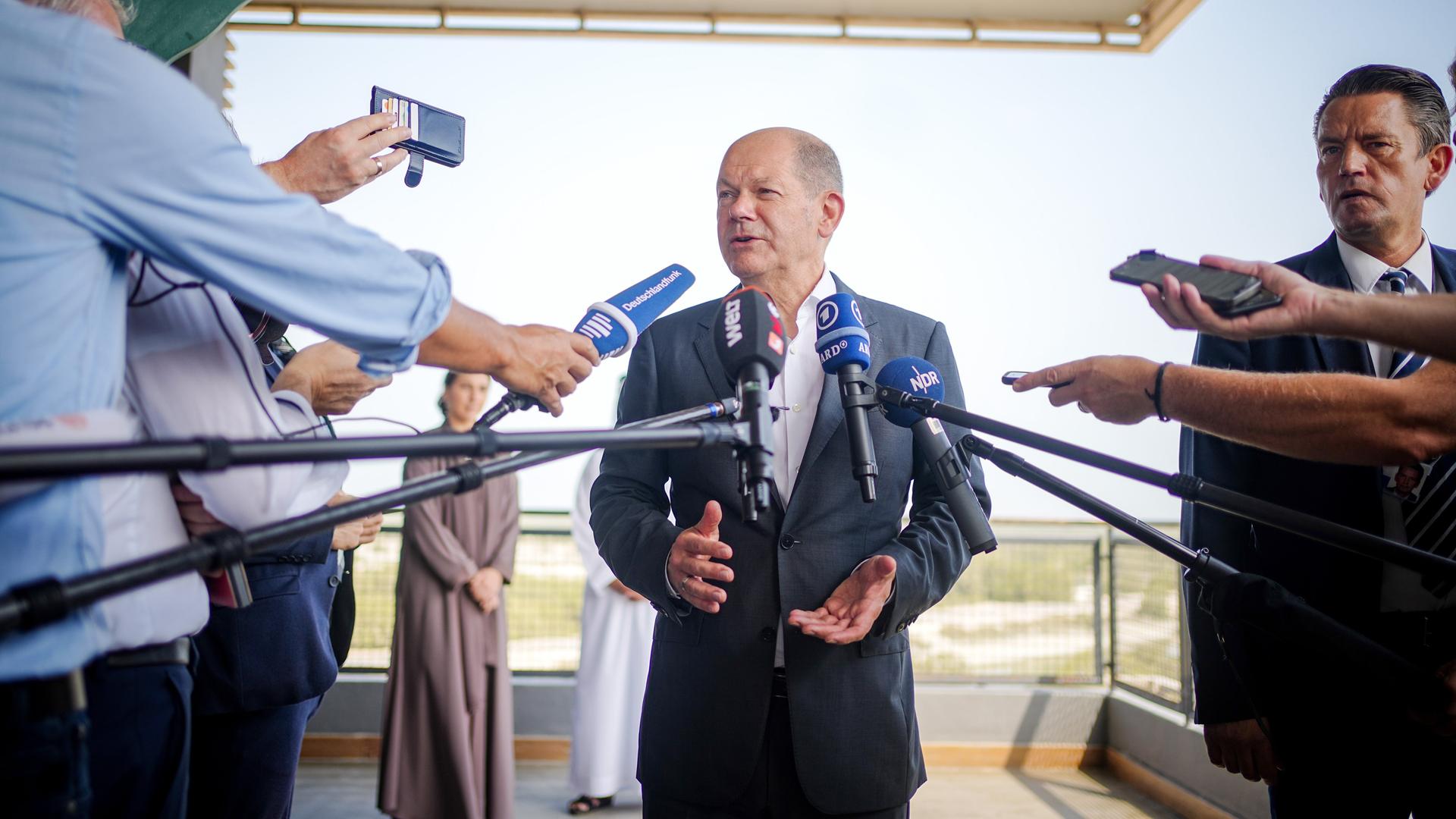 Bundeskanzler Olaf Scholz (SPD) gibt im Jubail Mangroven Park ein Pressestatement. Nach Saudi-Arabien besucht der Kanzler die Vereinigten Arabischen Emirate und Katar.