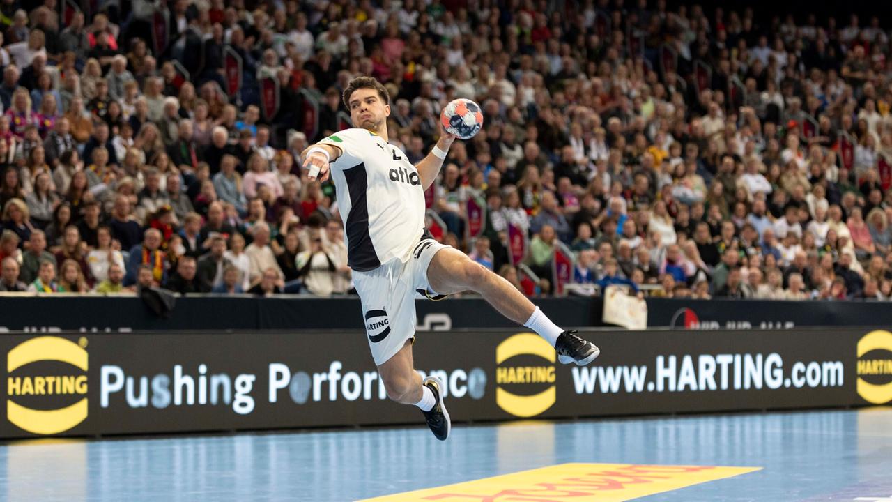 Handball-Nationalspieler Renars Usincs bei einem Sprungwurf.