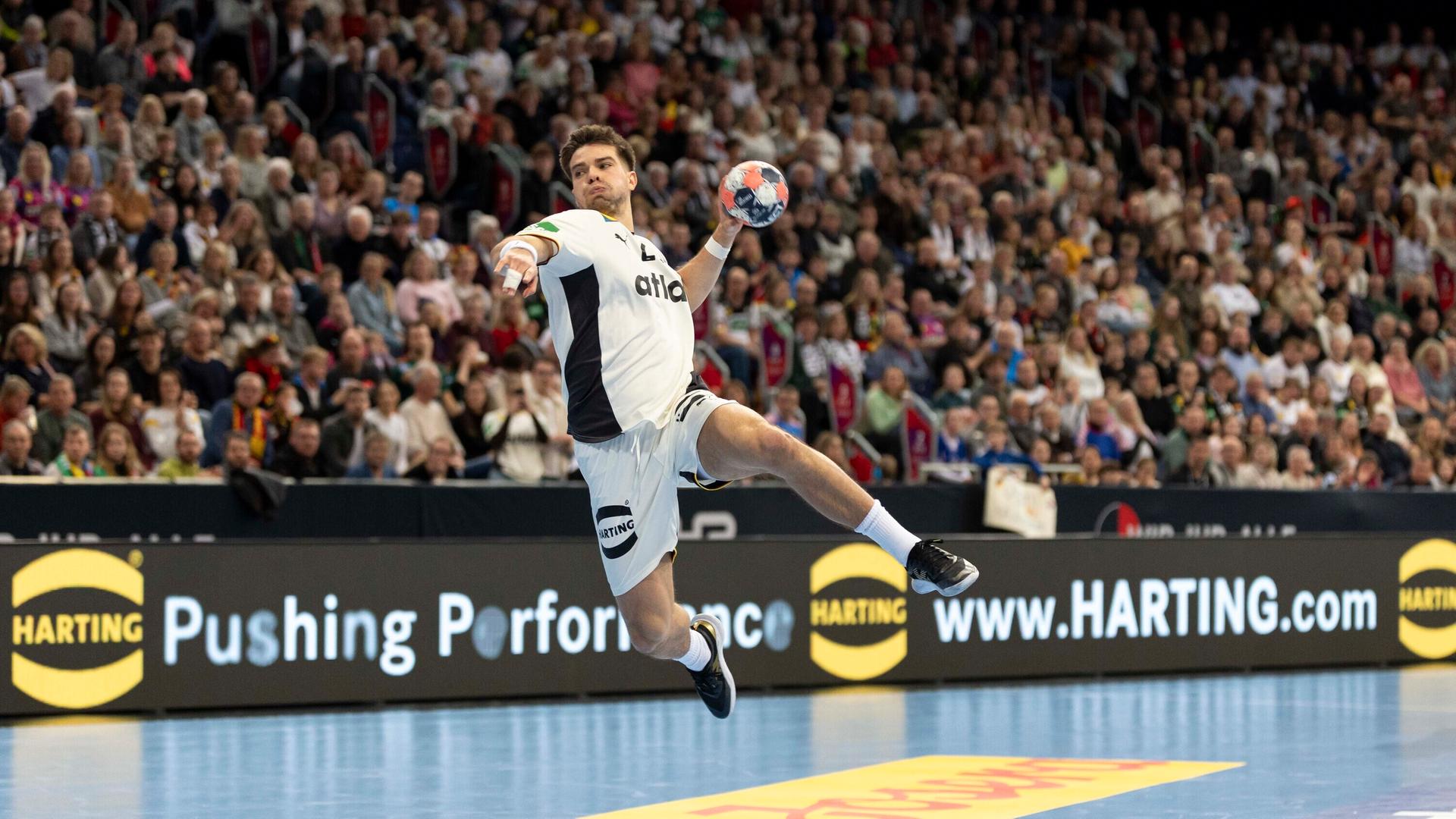 Handball-Nationalspieler Renars Usincs bei einem Sprungwurf. Handball-Nationalspieler Renars Usincs bei einem Sprungwurf.