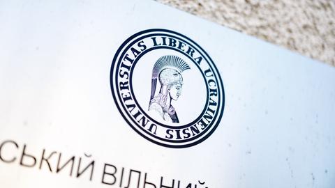Der Schriftzug âUniversitas Libera Ucrainensisâ ist an einem Schild an der Fassade der Ukrainischen Freien Universität zu sehen. 