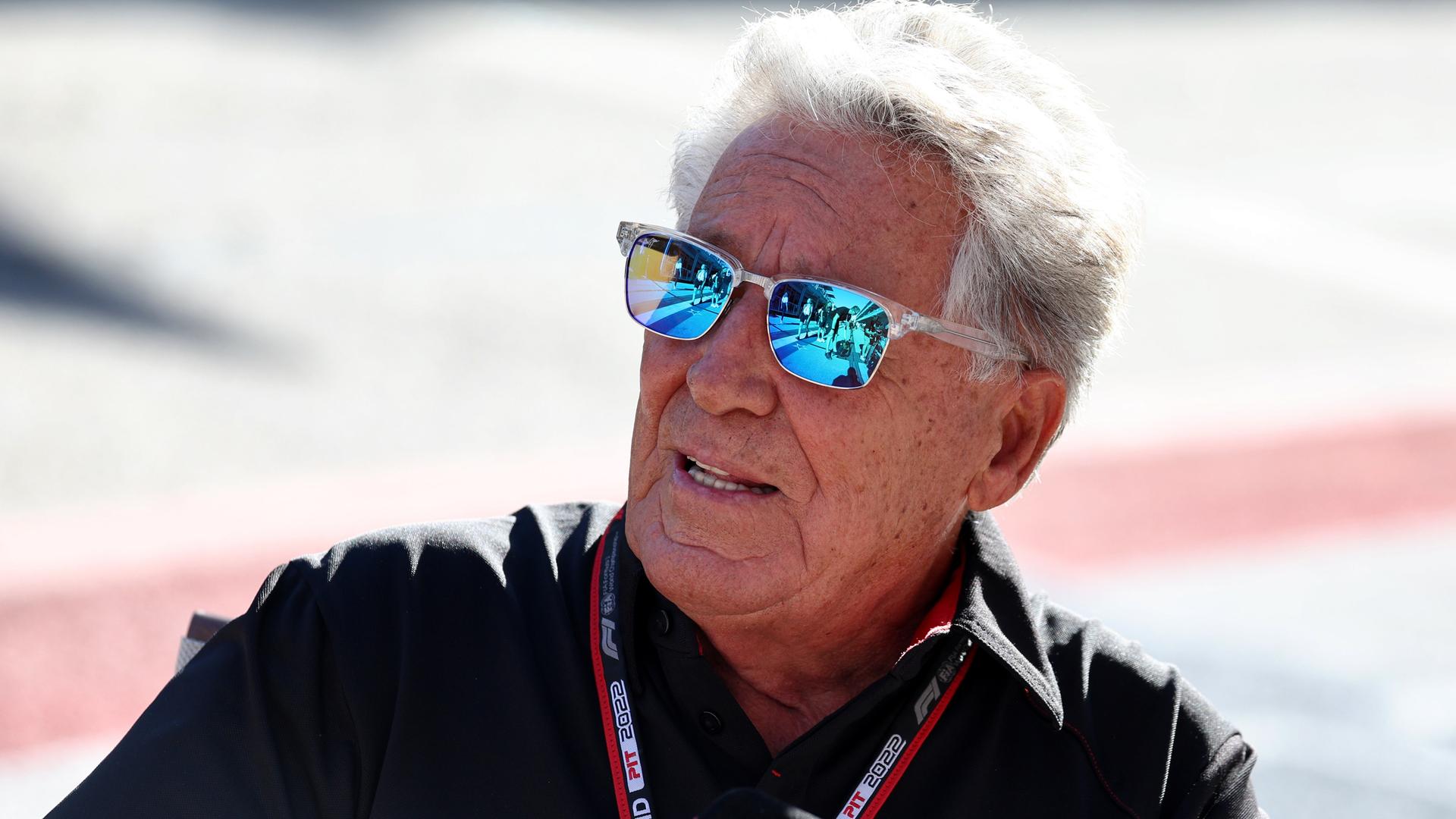 Portraitaufnahme von Mario Andretti mit Sonnenbrille.