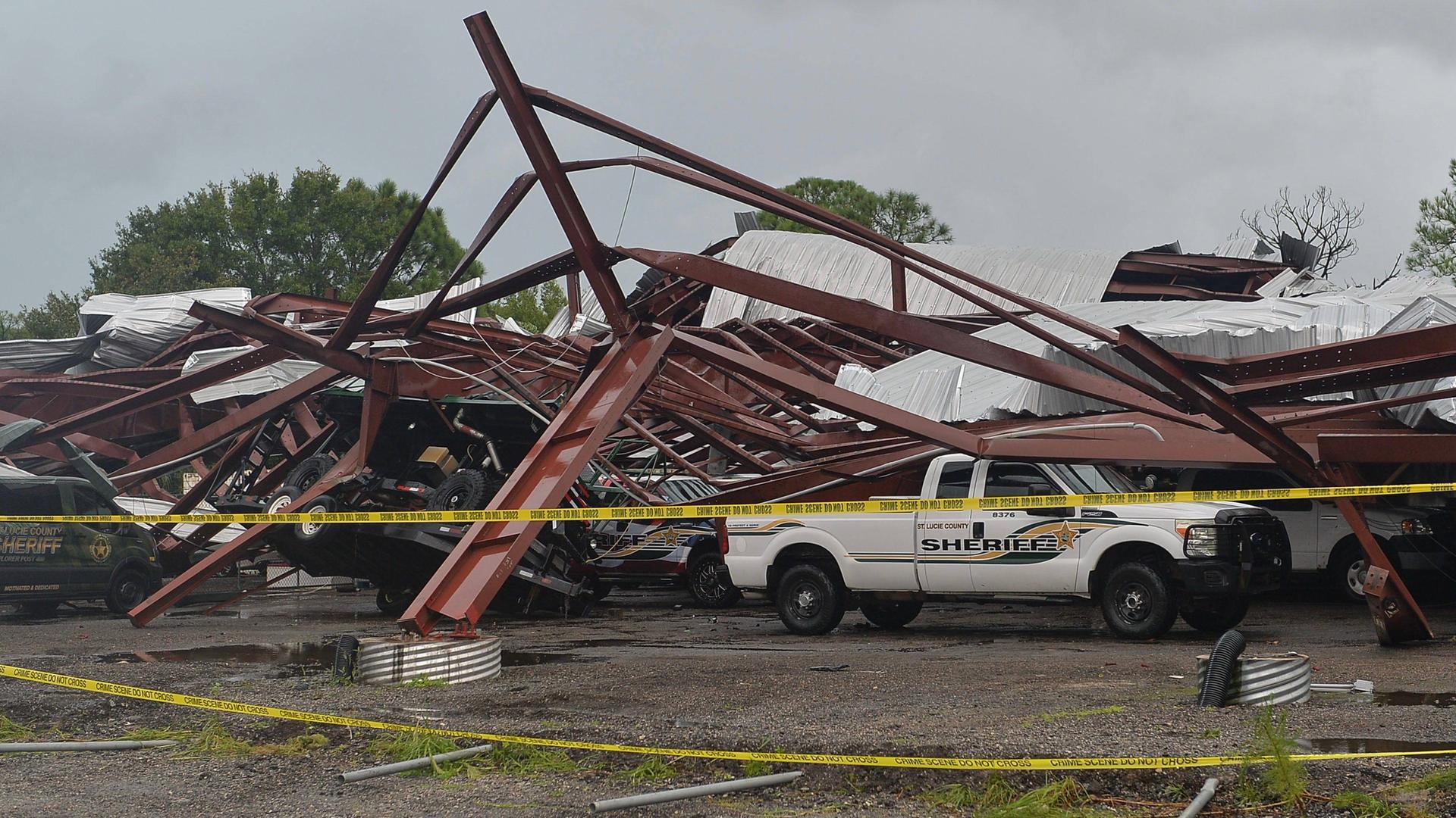 Treasure Coast: Die Schäden sind von einem Tornado zu sehen, der das St. Lucie County Sheriffs Office entlang der Midway Road in Fort Pierce getroffen hat, als Hurrikan Milton am Mittwoch, den 9. Oktober 2024, beginnt, Florida zu überqueren.