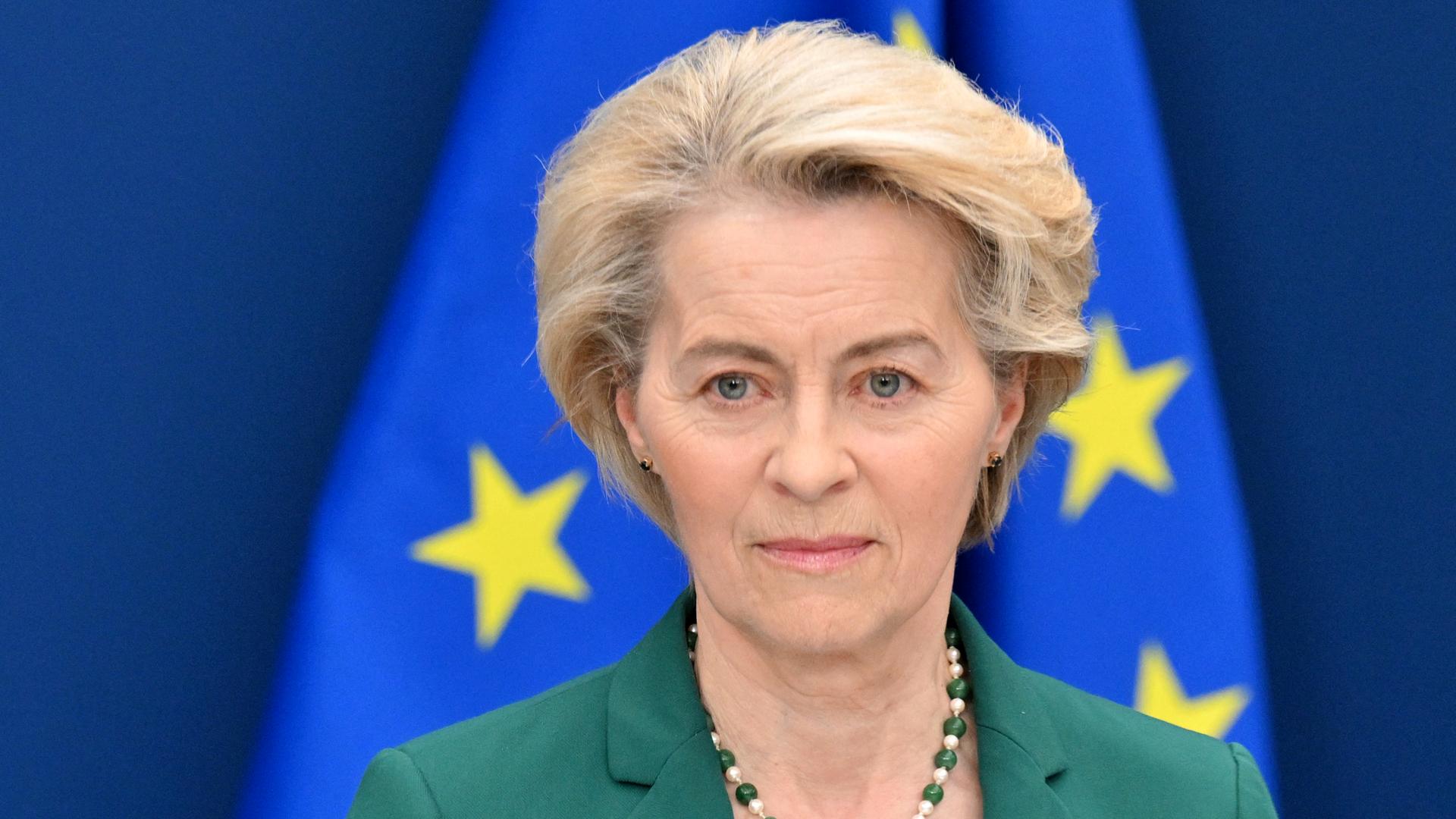 EU-Kommissionspräsidentin Ursula von der Leyen steht vor einer europäischen Flagge und schaut ernst. EU-Kommissionspräsidentin Ursula von der Leyen steht vor einer europäischen Flagge und schaut ernst.