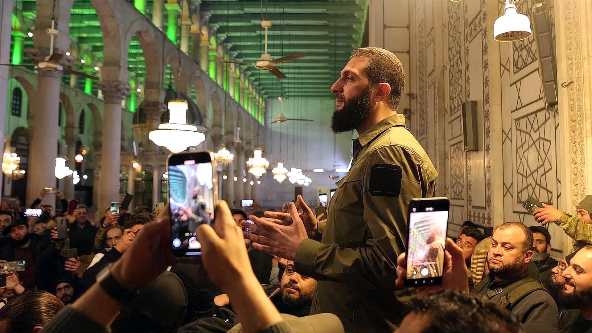 Abu Mohammed Al-Dschaulani, Anführer der Islamistengruppe HTS, mit seinen Anhängern in einer Moschee in Damaskus.