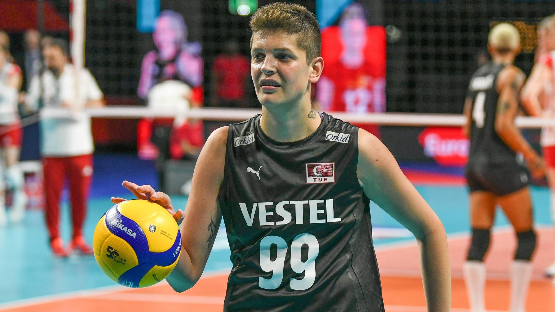 Die türkische Volleyballerin Ebrar Karakurt mit einem Ball in der Hand