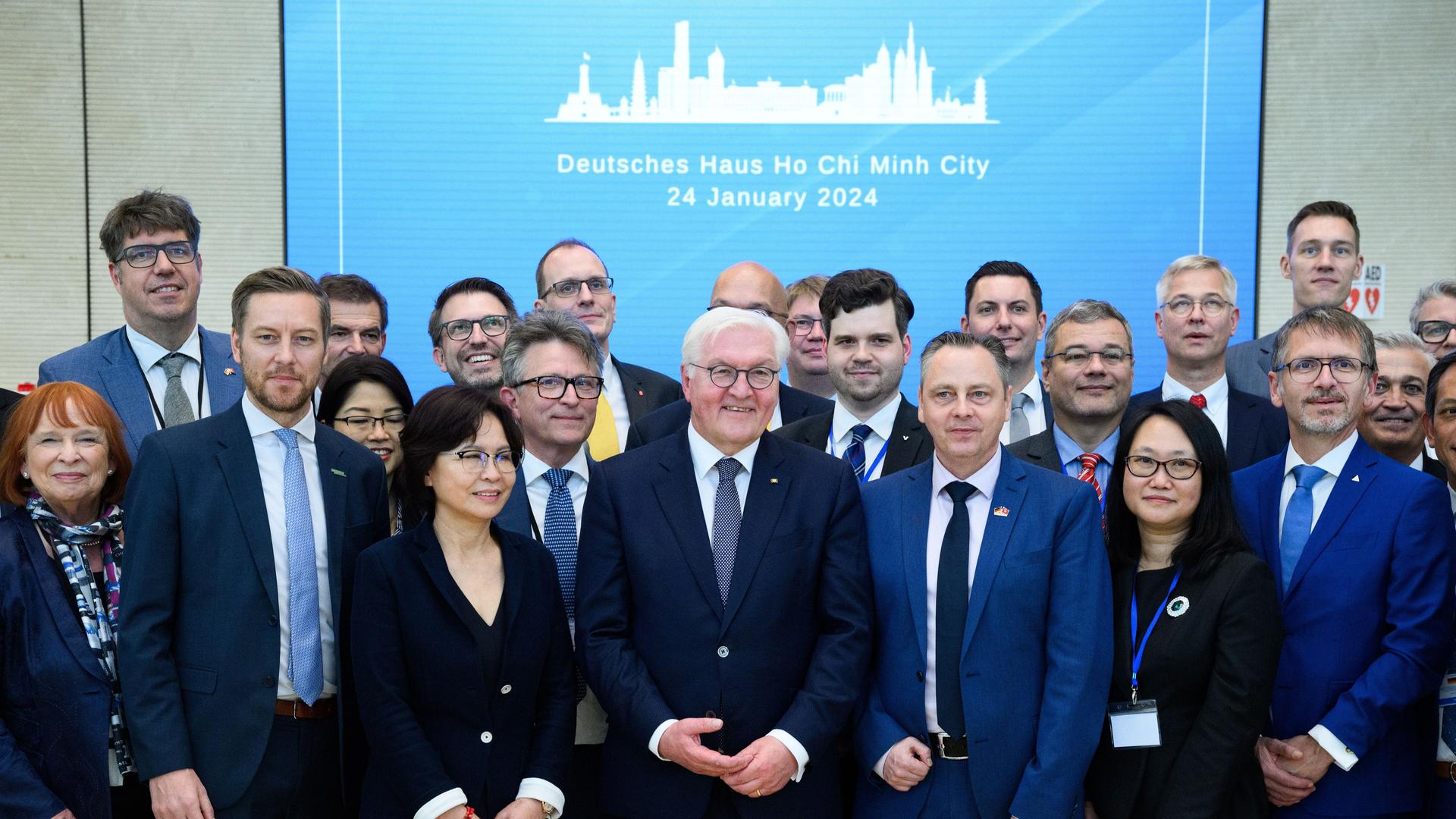 Bundespräsident Frank-Walter Steinmeier (M) steht mit Vertreterinnen und Vertretern der deutschen und vietnamesischen Wirtschaft im Deutschen Haus für ein Gruppenbild zusammen.