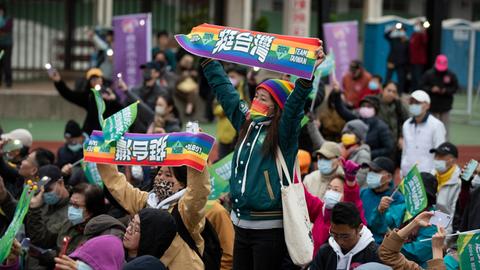 Unterstützer des taiwanischen Vizepräsidenten Lai Ching-te bei einer Wahlkampfveranstaltung. Lai ist der Präsidentschaftskandidat der regierenden Democratic Progressive Party (DPP).
