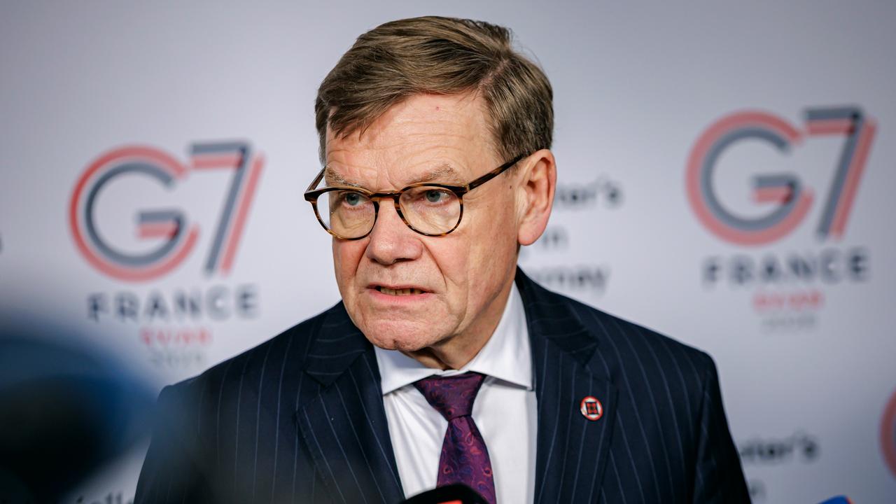 Bundesaußenminsiter Johann Wadephul (CDU) spricht vor Beginn des Treffens der G7-Außenministerinnen und -Außenminister bei Paris in Mikrofone.