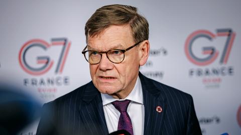 Bundesaußenminsiter Johann Wadephul (CDU) spricht vor Beginn des Treffens der G7-Außenministerinnen und -Außenminister bei Paris in Mikrofone.