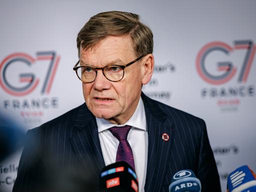 Bundesaußenminsiter Johann Wadephul (CDU) spricht vor Beginn des Treffens der G7-Außenministerinnen und -Außenminister bei Paris in Mikrofone.