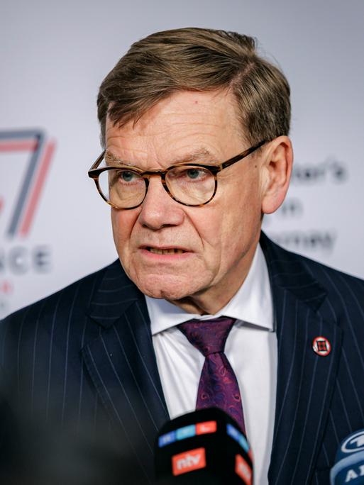 Bundesaußenminsiter Johann Wadephul (CDU) spricht vor Beginn des Treffens der G7-Außenministerinnen und -Außenminister bei Paris in Mikrofone.