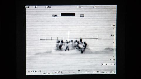 Flüchtlinge auf einem Boot im Mittelmeer, aus der Sicht einer Überwachungskamera.