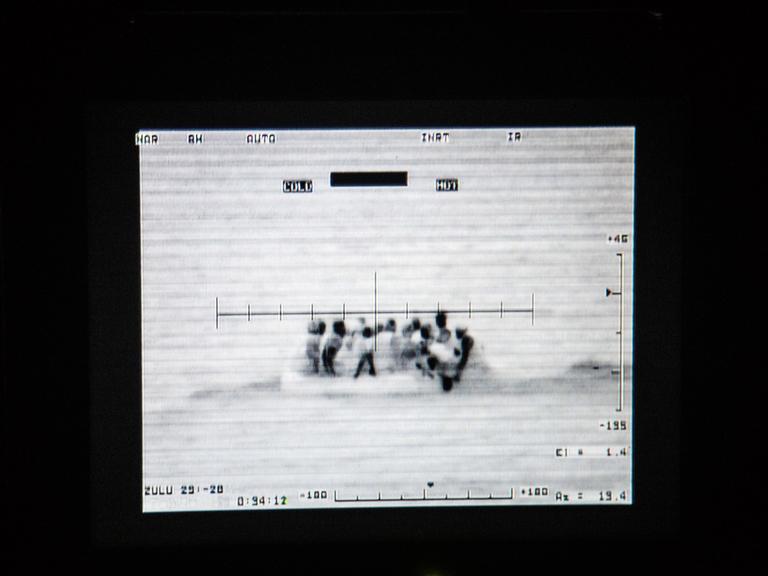 Flüchtlinge auf einem Boot im Mittelmeer, aus der Sicht einer Überwachungskamera.