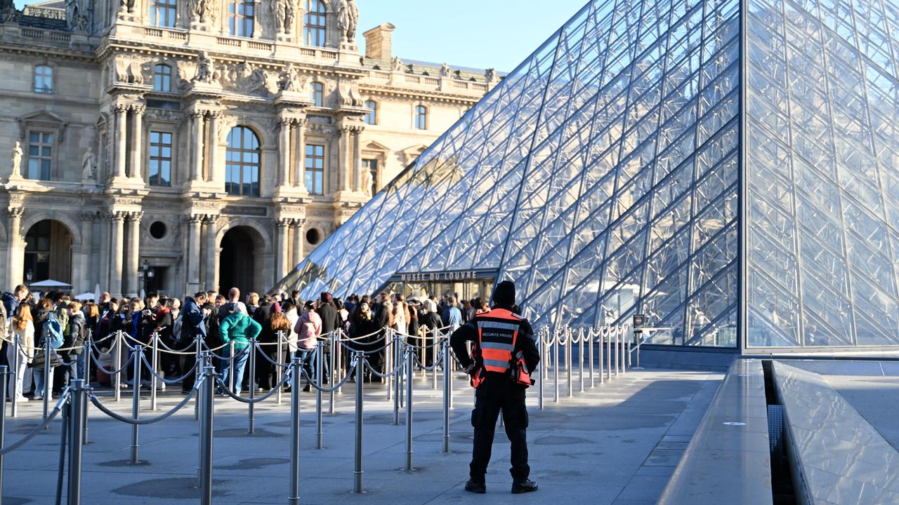 Menschen stehen Schlange, um das Louvre-Museum zu betreten. Im Pariser Louvre muss wegen baufälliger Fußböden ein Ausstellungsbereich vorsorglich und unerwartet für Besucher geschlossen werden. 