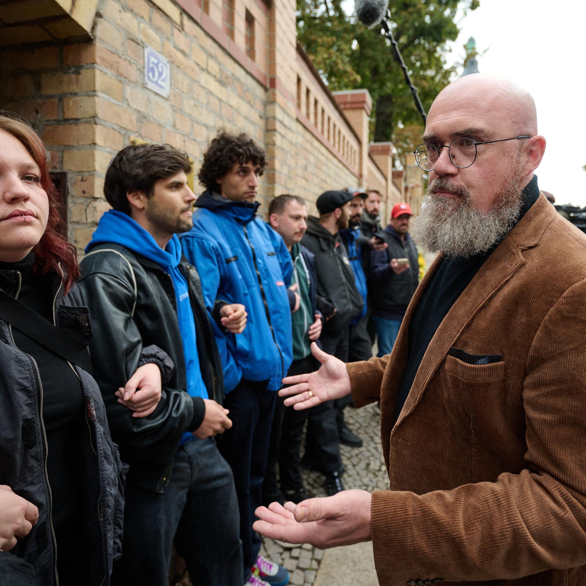 Vertreter der Jüdischen Studierendenunion Deutschlands versperren vor Hans-Thomas Tillschneider (AfD), stellvertretender Landtagspräsident in Sachsen-Anhalt, den Eingang zur Synagoge in Halle/Saale.