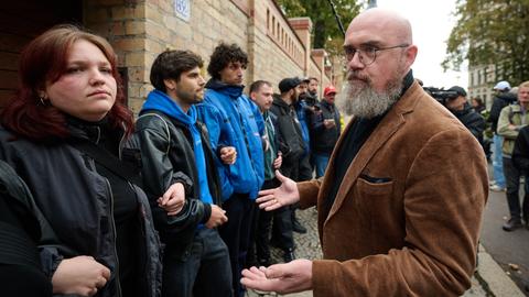 Vertreter der Jüdischen Studierendenunion Deutschlands versperren vor Hans-Thomas Tillschneider (AfD), stellvertretender Landtagspräsident in Sachsen-Anhalt, den Eingang zur Synagoge in Halle/Saale.