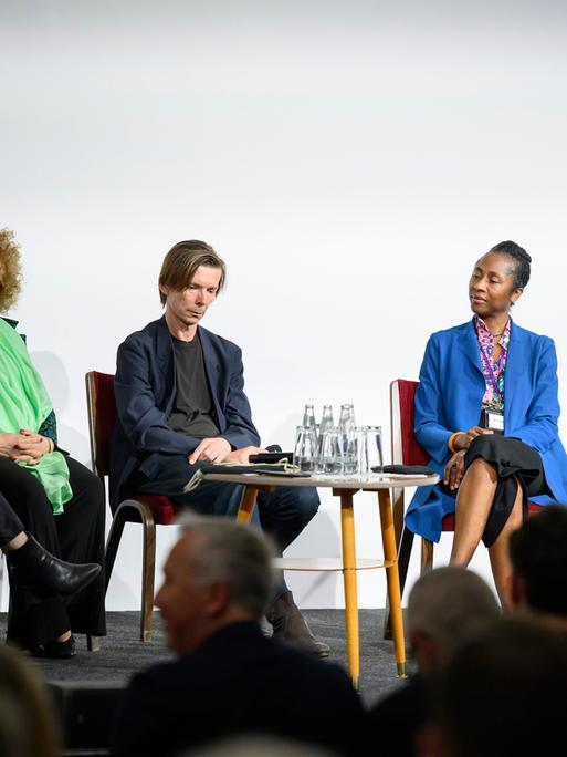 Moderatorin Saskia Trebing, Carolyn Christov-Bakargiev, künstlerische Leiterin der documenta 13, Adam Szymczyk, (documenta 14), Naomi Beckwith, künstlerische Leiterin der documenta 16, und Roger M. Buergel, (documenta 12), bei einer Podiumsdiskussion. 