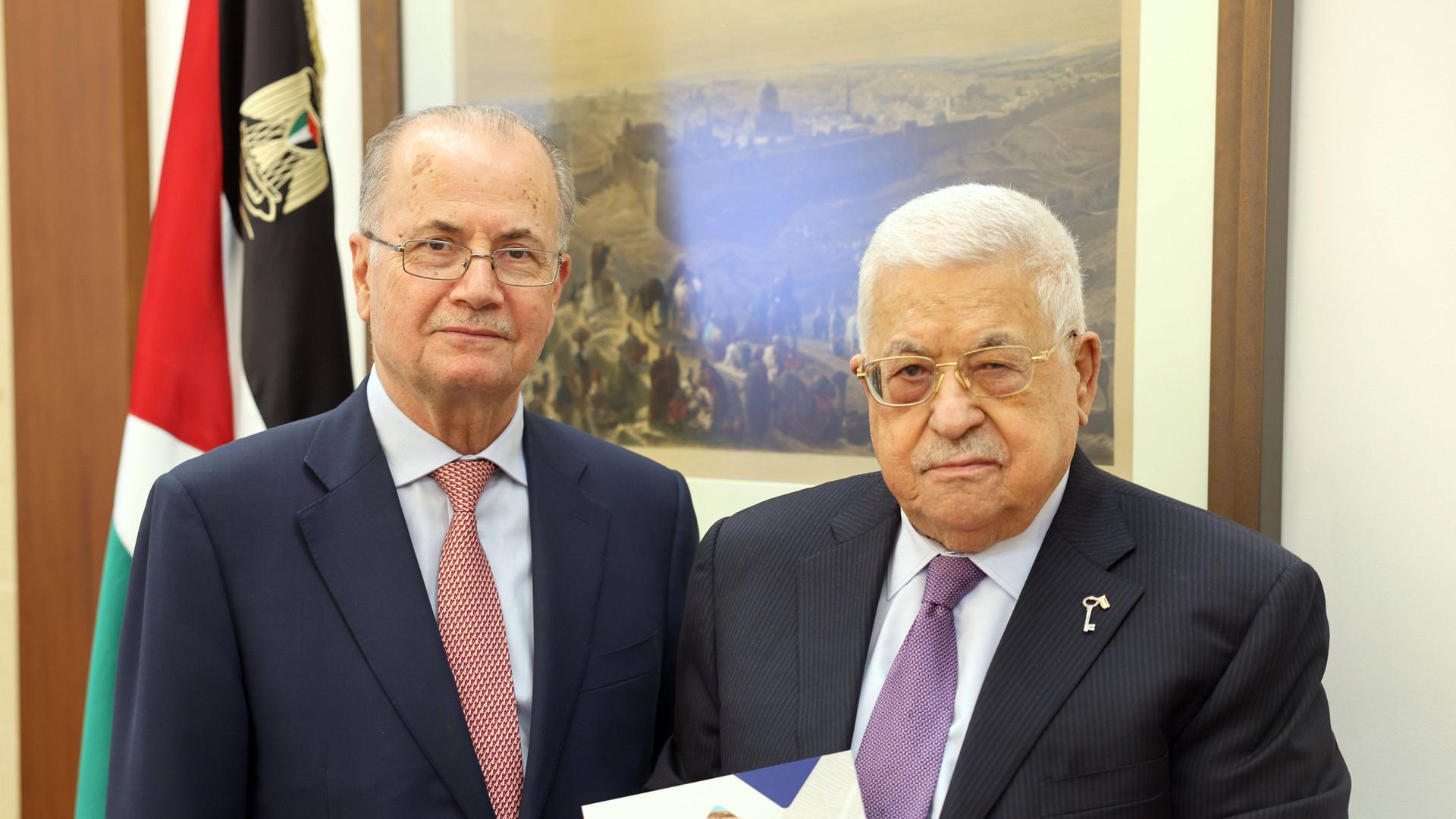 Muhammad Mustafa (l.) und Mahmoud Abbas stehen nebeneinander in einem Büro. (Archivbild)