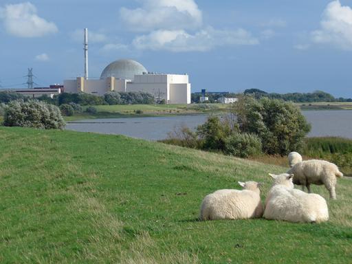 Blick auf das Atomkraftwerk Brokdorf Kreis Steinburg an der Elbe. Es wurde 1986 durch die damaligen Eigentümer PreussenElektra und HEW in Betrieb genommen. Inzwischen gehört es der PreussenElektra GmbH und Vattenfall. Laut Atomausstieg muss es bis Ende 2021 abgeschaltet werden. 