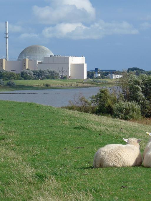 Blick auf das Atomkraftwerk Brokdorf Kreis Steinburg an der Elbe. Es wurde 1986 durch die damaligen Eigentümer PreussenElektra und HEW in Betrieb genommen. Inzwischen gehört es der PreussenElektra GmbH und Vattenfall. Laut Atomausstieg muss es bis Ende 2021 abgeschaltet werden. 