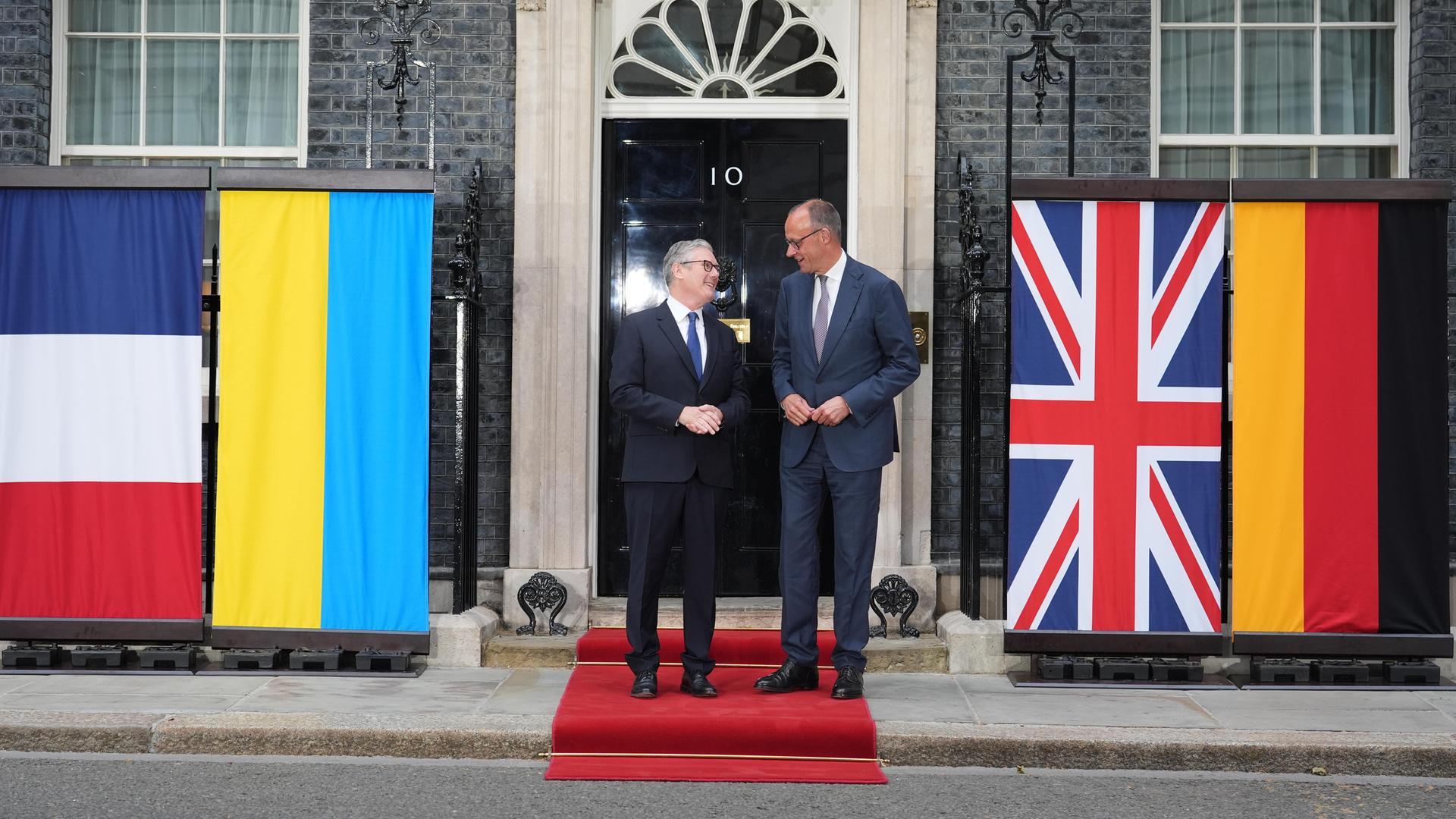 Ukraine-Gespräche in London: Premier Starmer begrüßt Kanzler Merz vor Downing Street 10. 