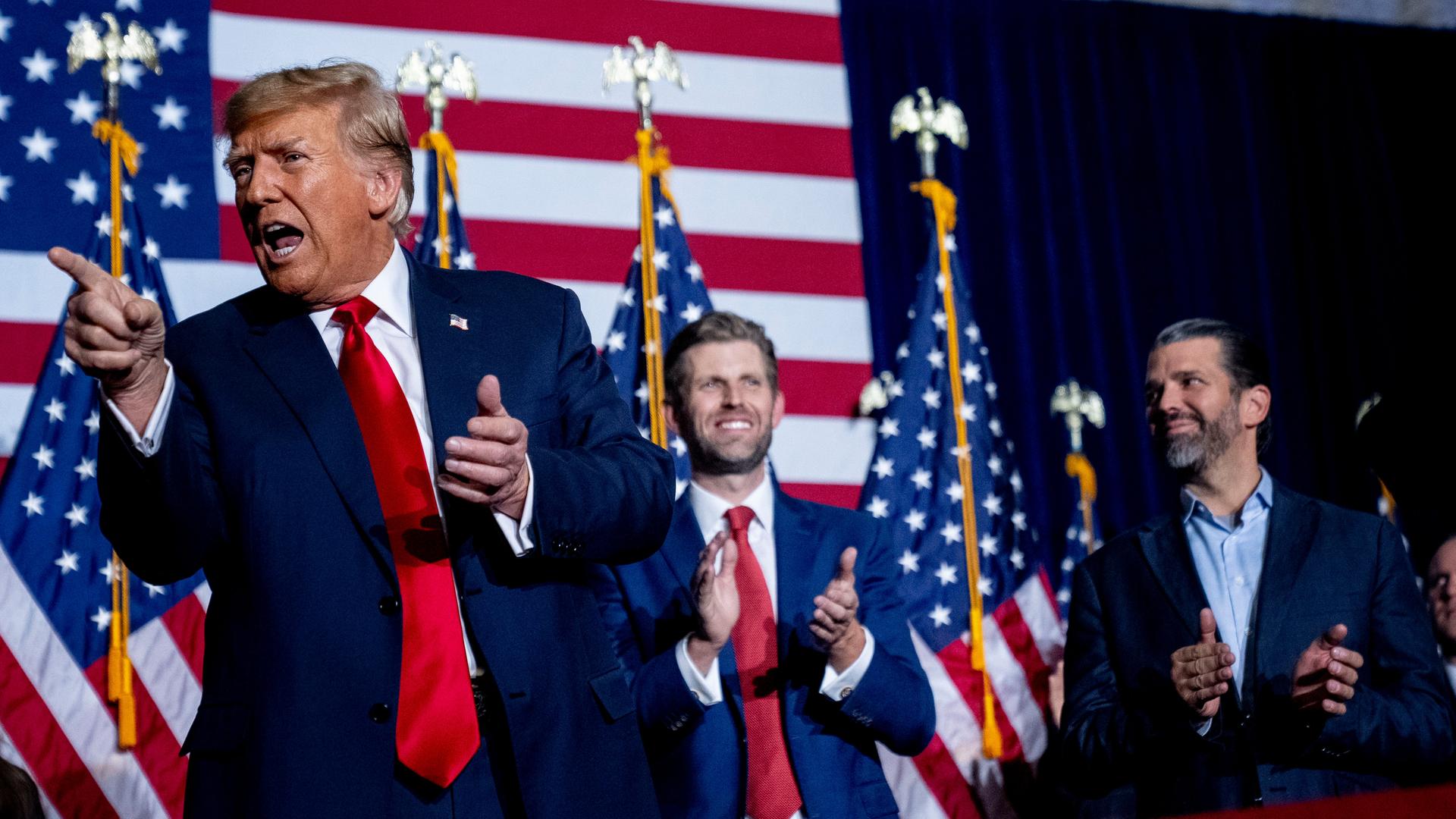 Der republikanische Präsidentschaftskandidat Donald Trump bei einer Wahlparty in Des Moines, Iowa, am 15. Januar 2024. Daneben die Söhne Eric Trump (2. v.r.) und Donald Trump Jr. (r.).