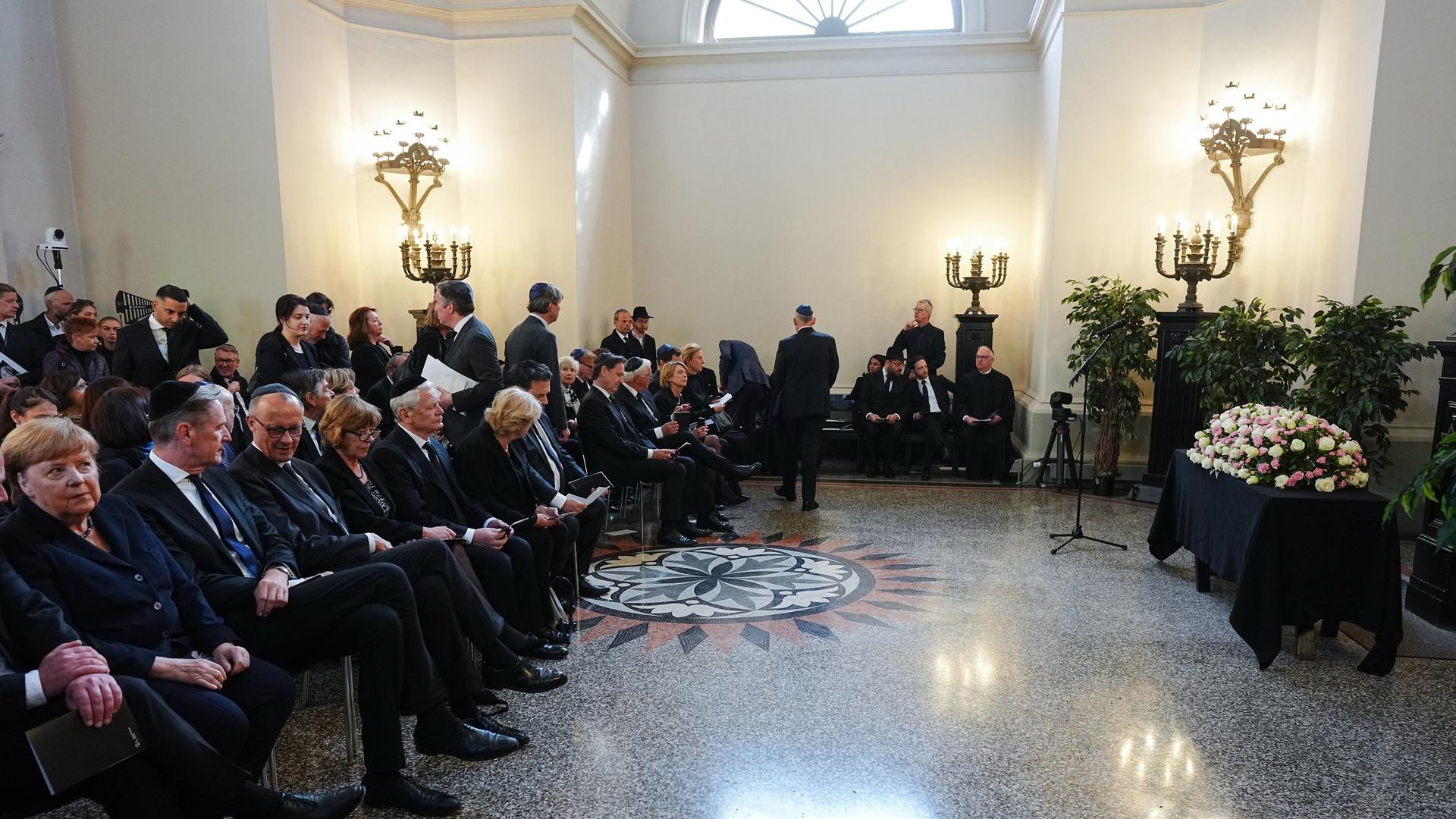 Die Trauergemeinde sitzt bei der Beisetzung der Holocaust-Überlebenden Margot Friedländer im Friedhof Weißensee der Jüdischen Gemeinde zu Berlin. Die Trauergemeinde sitzt bei der Beisetzung der Holocaust-Überlebenden Margot Friedländer im Friedhof Weißensee der Jüdischen Gemeinde zu Berlin.