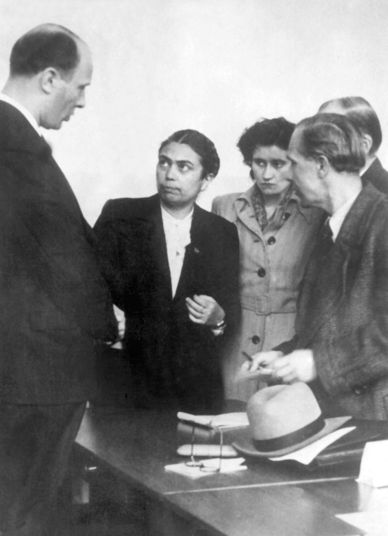 Der Präsident des obersten Gerichtshofes der DDR, Dr. Kurt Schumann (l) und seine Vizepräsidentin Hilde Benjamin (M) im Gespräch mit Journalisten im November 1952 in Ostberlin.