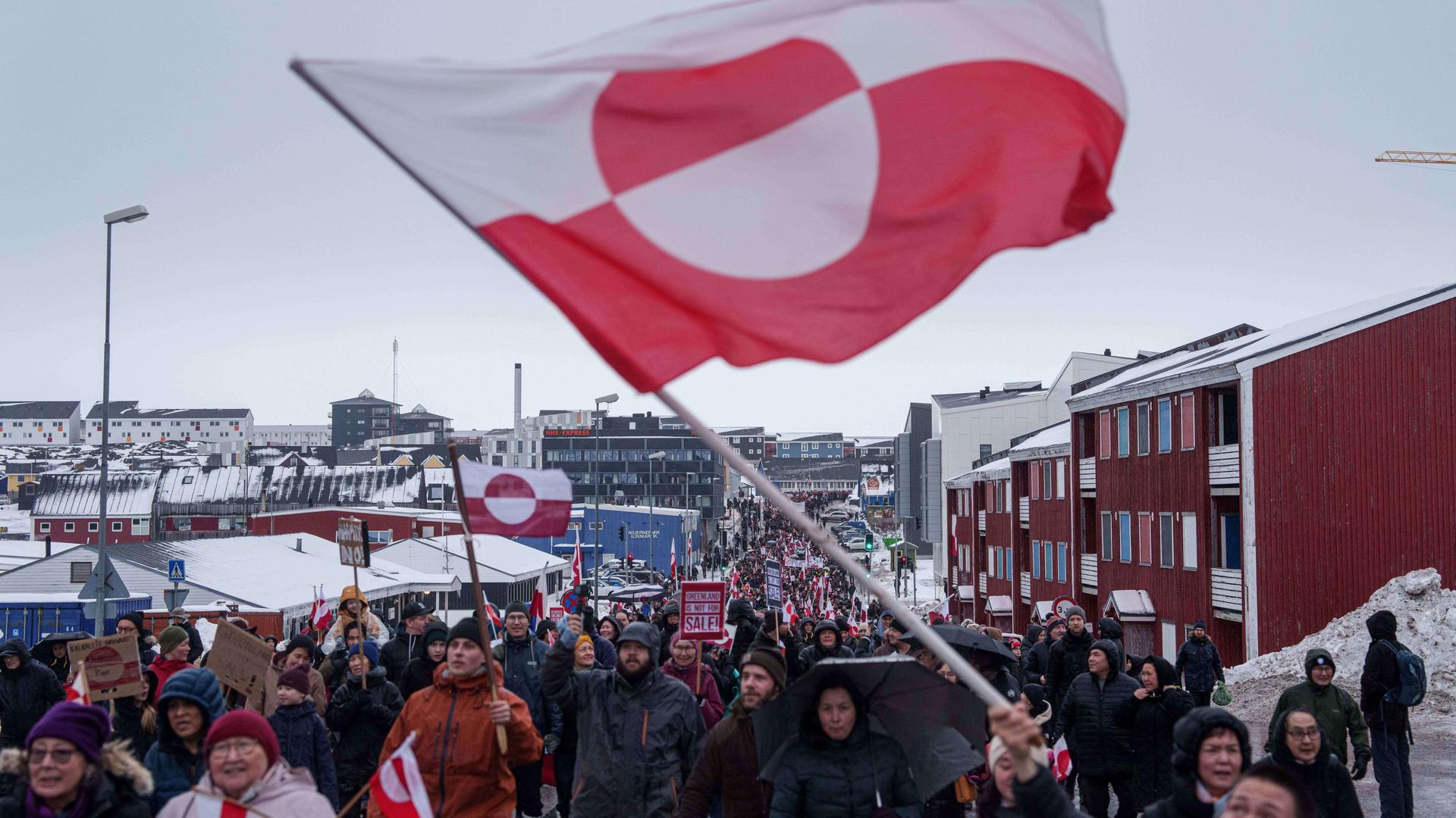 In der grönländischen Hauptstadt Nuuk protestieren tausende Menschen gegen die Ansprüche von US-Präsident Trump.