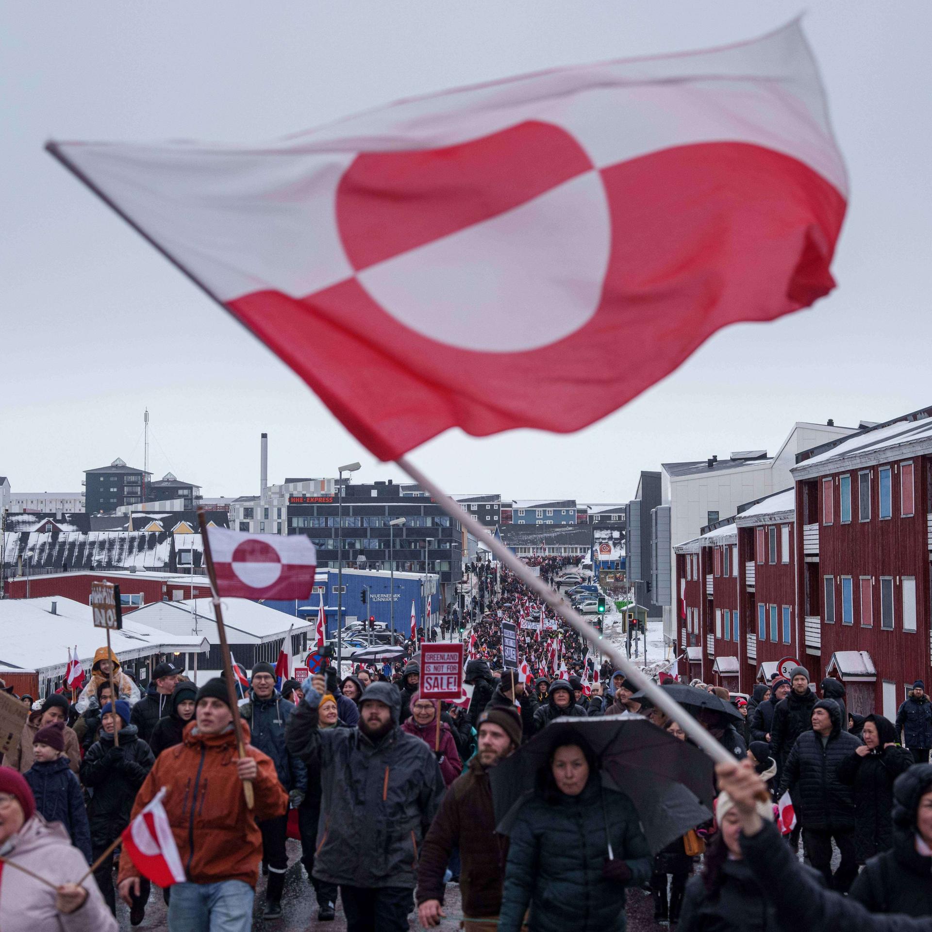 In der grönländischen Hauptstadt Nuuk protestieren tausende Menschen gegen die Ansprüche von US-Präsident Trump.