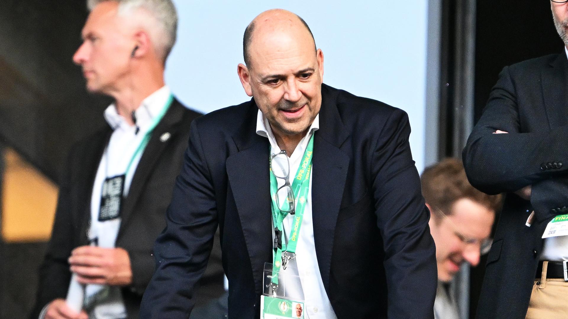 Fernando Carro (M), Vorsitzender der Geschäftsführung von Bayer 04 Leverkusen, steht vor Spielbeginn auf der Tribüne. Fernando Carro (M), Vorsitzender der Geschäftsführung von Bayer 04 Leverkusen, steht vor Spielbeginn auf der Tribüne.