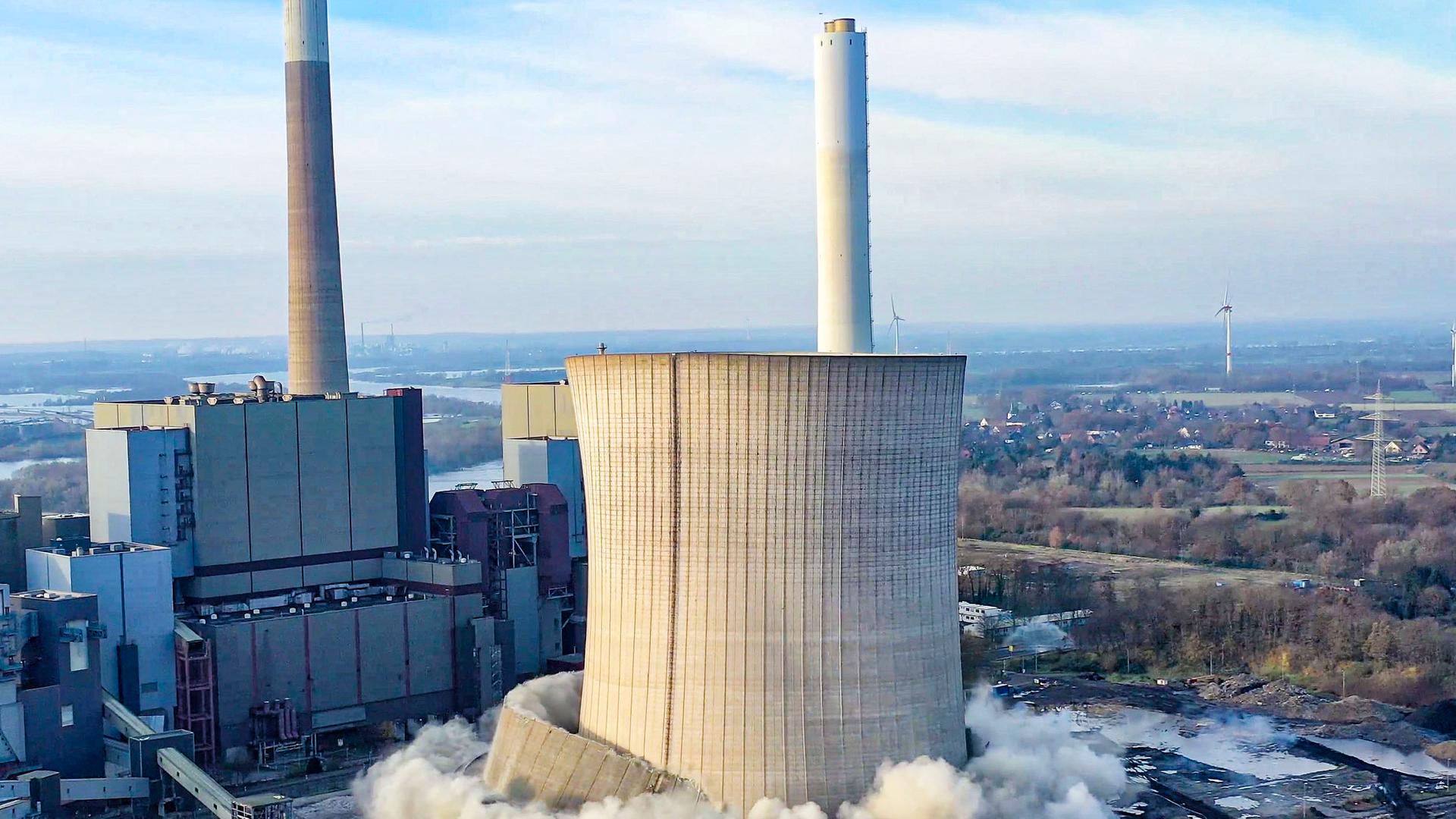 Der Kühlturm vom Kraftwerk Voerde wird am 3.12.2023 in Voerde-Moellen gesprengt.  Foto : Arnulf Stoffel / Funke Foto Services