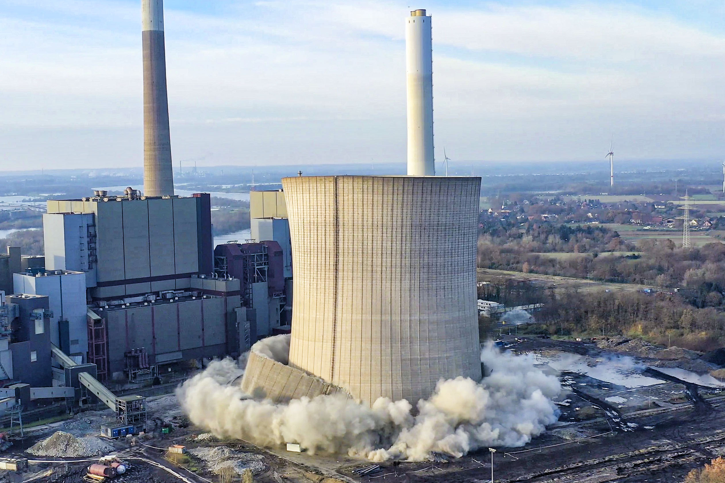 Niederrhein - 165-Meter-Kühlturm eines Kohle-Kraftwerks in Voerde gesprengt