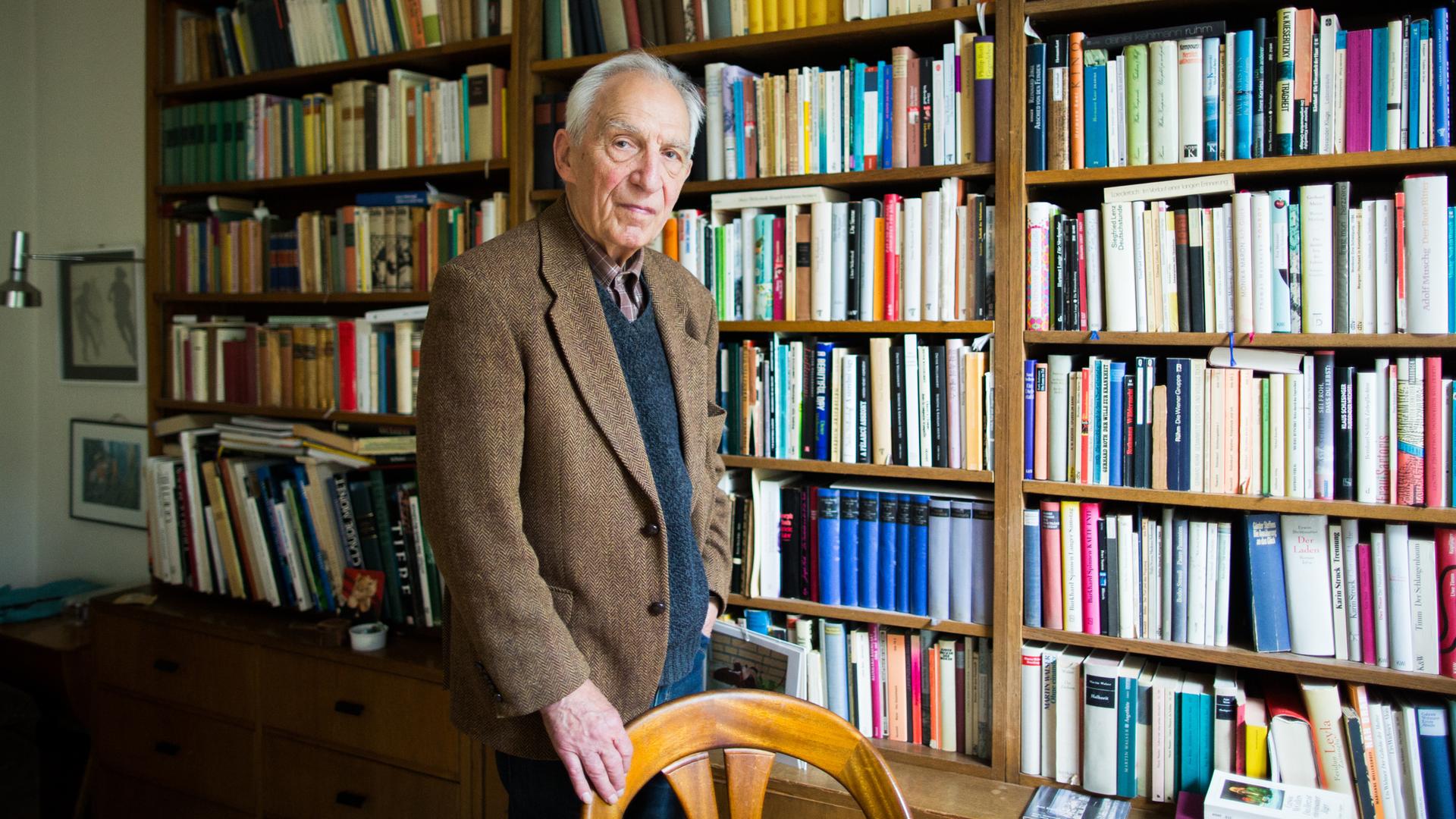 Dieter Wellershoff steht in seiner Wohnung vor einem wandfüllendem Bücherregal. Dieter Wellershoff steht in seiner Wohnung vor einem wandfüllendem Bücherregal.