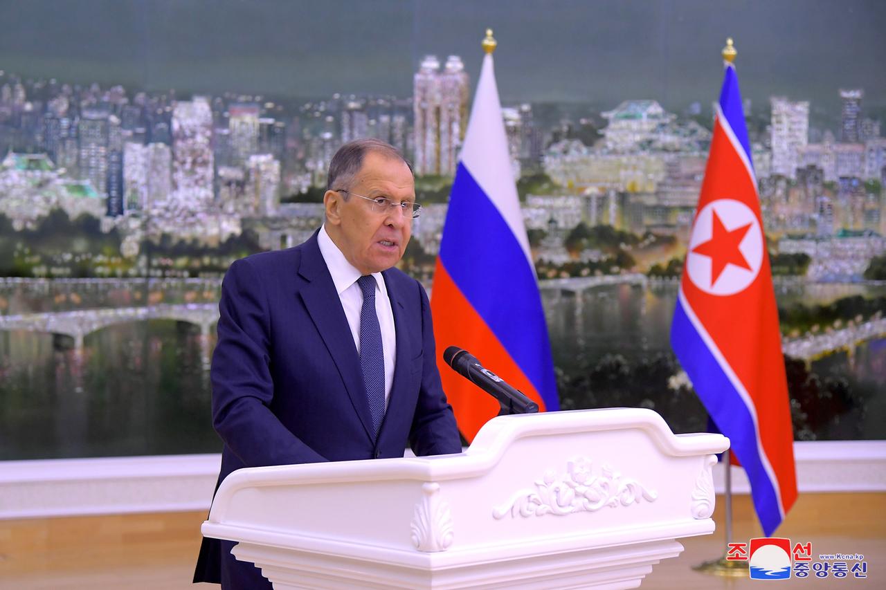 Der russische Außenminister Lawrow steht an einem weißen Rednerpult vor den Flaggen Russlands und Nordkoreas; im Hintergrund ist ein nächtliches Stadtpanorama zu sehen.