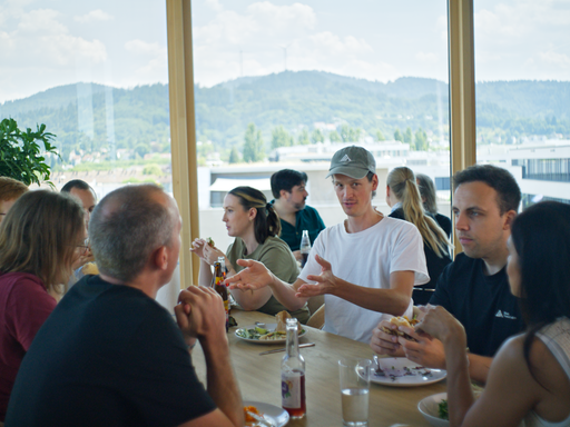 Mitarbeiter des Freiburger Startups Black Forest Labs sitzen an einem Esstisch in einer Kantine. Durch große Fenster sind im Hintergrund die Hügel des Schwarzwald zu sehen. Mitarbeiter des Freiburger Startups Black Forest Labs sitzen an einem Esstisch in einer Kantine. Durch große Fenster sind im Hintergrund die Hügel des Schwarzwald zu sehen.