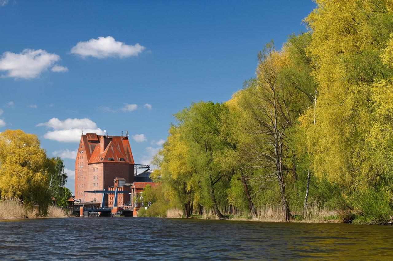 Der Fluss Peene in Mecklenburg-Vorpommern mit dem Speichergebäude aus Backstein im Hafen von Demmin. Der Fluss Peene in Mecklenburg-Vorpommern mit dem Speichergebäude aus Backstein im Hafen von Demmin.