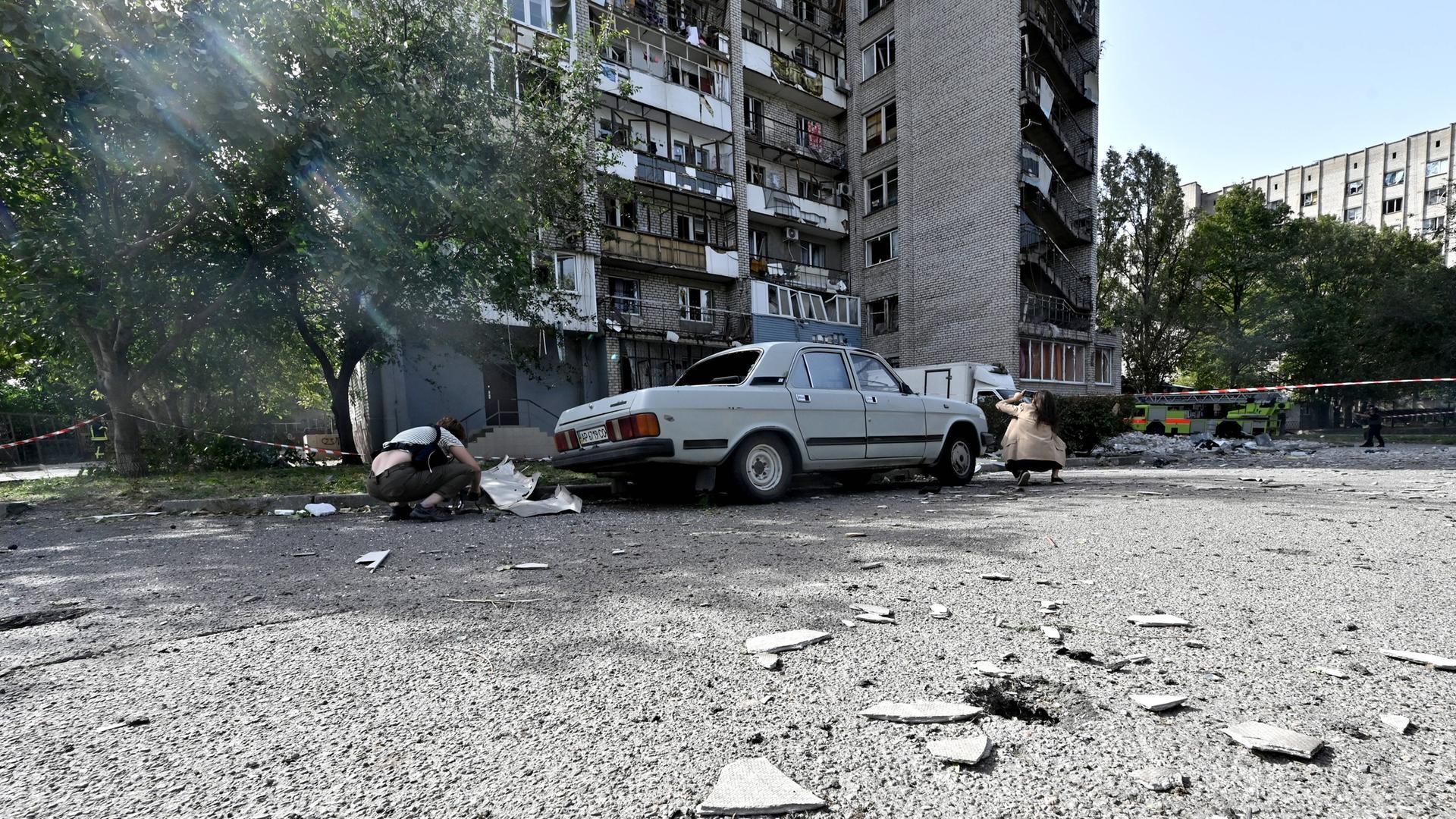 Folgen des russischen Beschusses von Saporischschja am 1. Oktober 2024: Zerstörte Wohnungen in einem Mehrfamilienhaus