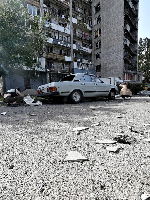 Folgen des russischen Beschusses von Saporischschja am 1. Oktober 2024: Zerstörte Wohnungen in einem Mehrfamilienhaus